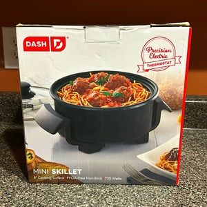 Dash 8” mini skillet brand new